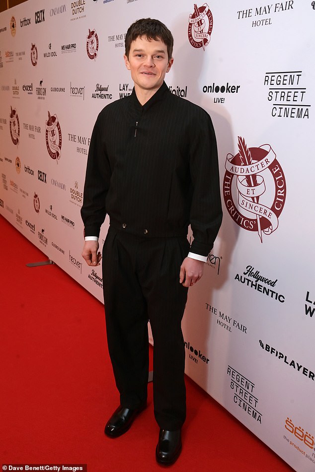 أبقى روبرت أرامايو الأمر بسيطًا في قميص وسروال أسود