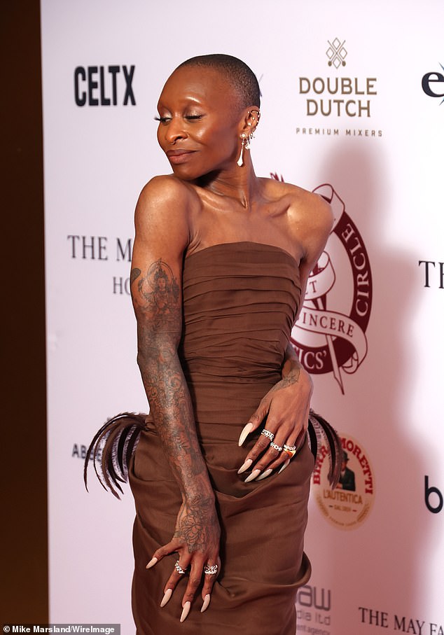 كما ارتدت الممثلة Wicked زوجًا من الأقراط اللؤلؤية المتدلية، كما ارتدت أظافرها الطويلة المميزة