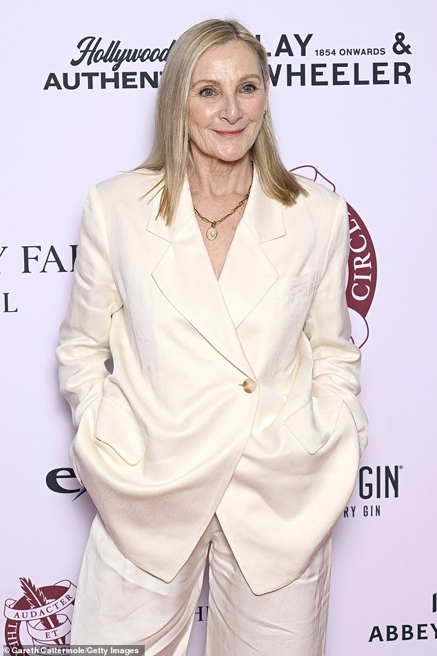 قطعت الممثلة شكلاً أنيقًا في السترة والسراويل المصممة