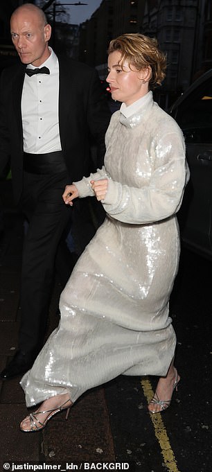 كان فستانها يلمع في الضوء