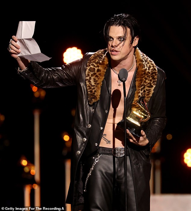 تحدث يونجبلود، واسمه الحقيقي دومينيك ريتشارد هاريسون، إلى الميكروفون، وأشاد بـ 