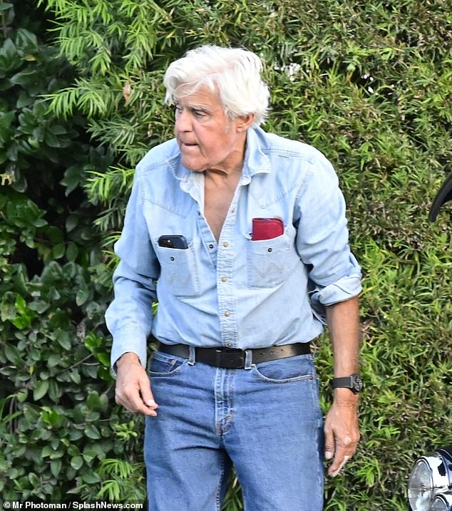 كان يرتدي قميص جينز أزرق فاتح مع أزرار وهاتفه ونظارته مدسوسة في كل من جيبيه الأماميين.