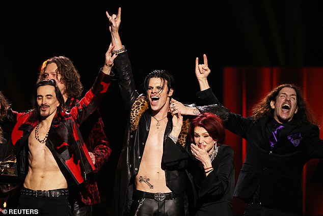 وشاهد شارون وهو يبكي وهو يتابع: 