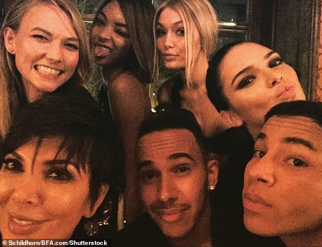 وفقًا للتقارير، سافر كيم إلى المملكة المتحدة هذا الأسبوع لقضاء عطلة نهاية أسبوع رومانسية مع بطل الفورمولا 1، 41 عامًا (في الصورة معًا في عام 2021)