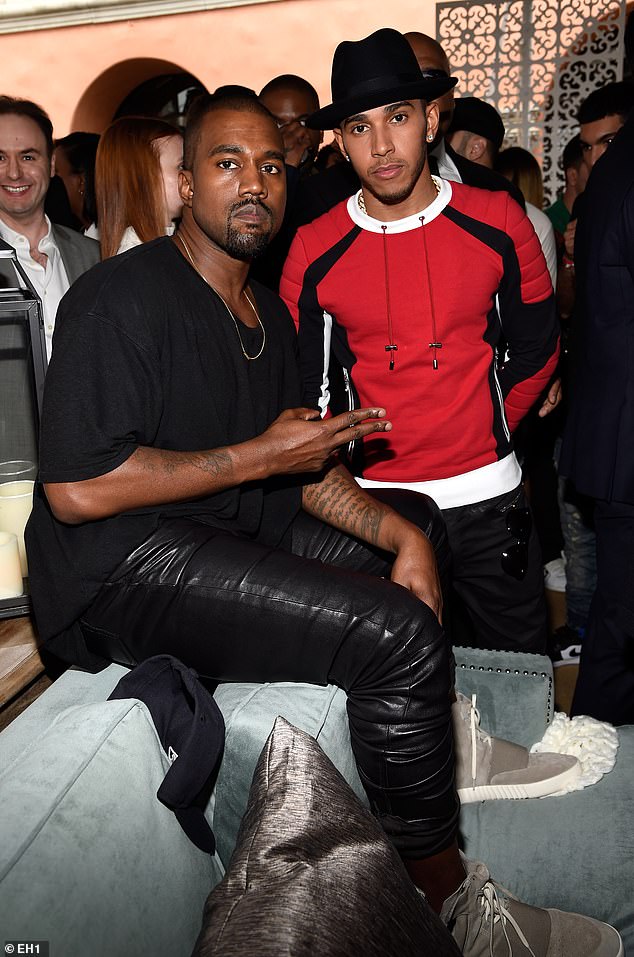 لويس أيضًا صديق لأخت كيم كيندال جينر (في الصورة على اليمين) والأم كريس جينر (أسفل اليسار)