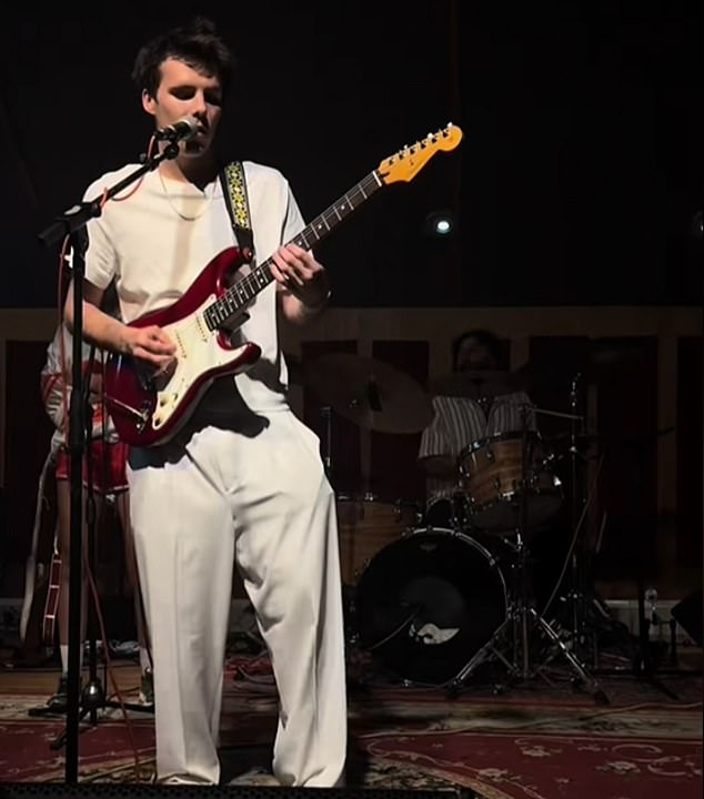 ظهر كروز مؤخرًا لأول مرة بأغنيتين فرديتين، Optics وLick The Toad، وقام بأداء سلسلة من العروض الحية الصغيرة مع فرقته The Breakers