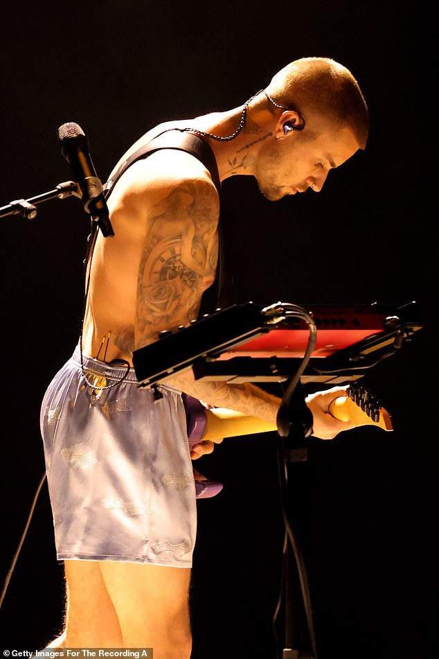 قام بتسليم المجموعة الأولية في حفل توزيع جوائز جرامي