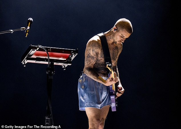 أكد مغني يوكون، البالغ من العمر 31 عامًا، أن كل الأنظار كانت عليه عندما صعد إلى المسرح في Crypto.com Arena في لوس أنجلوس لأداء أغنيته المنفردة في الحفل.