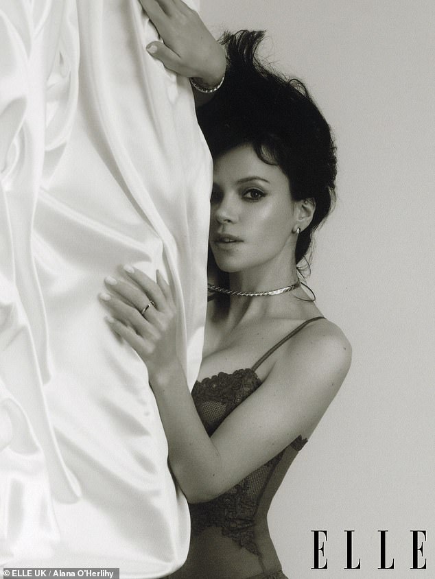 أثار ألبوم ألين الجديد أيضًا نقاشًا أوسع بشأن تعدد الزوجات والعلاقات المفتوحة، وهو موضوع تقول إنها لم تكن لديها خبرة فيه قبل الزواج من هاربور في عام 2020.