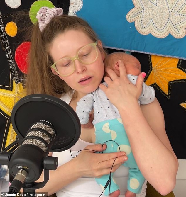 اكتشفت الفتاة البالغة من العمر 38 عامًا أنها حامل مرة أخرى مع شريكها الممثل الكوميدي ألفي براون خلال عيد الميلاد (في الصورة مع طفلها الأصغر في عام 2022)