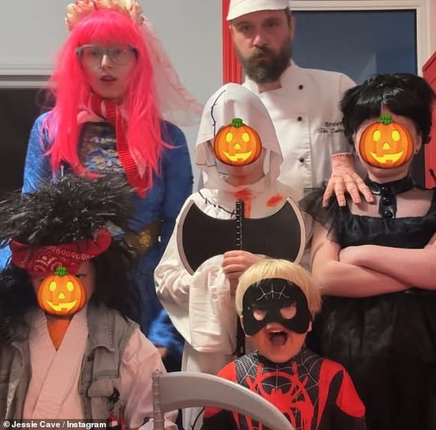 الزوجان لديهما بالفعل أبناء دوني، 11 عامًا، وأبراهام، خمسة أعوام، وبيكر، ثلاثة أعوام، بالإضافة إلى الابنة مارجوت البالغة من العمر تسع سنوات.