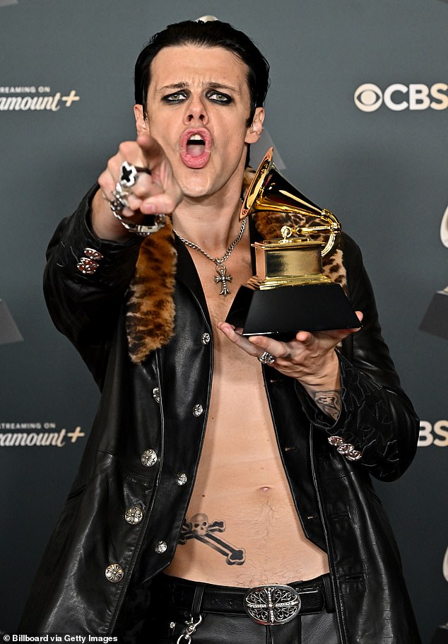 النجم الشاب في طور التكوين هو Yungblud، الذي فاز بجائزة جرامي لأفضل أداء روك مساء الأحد