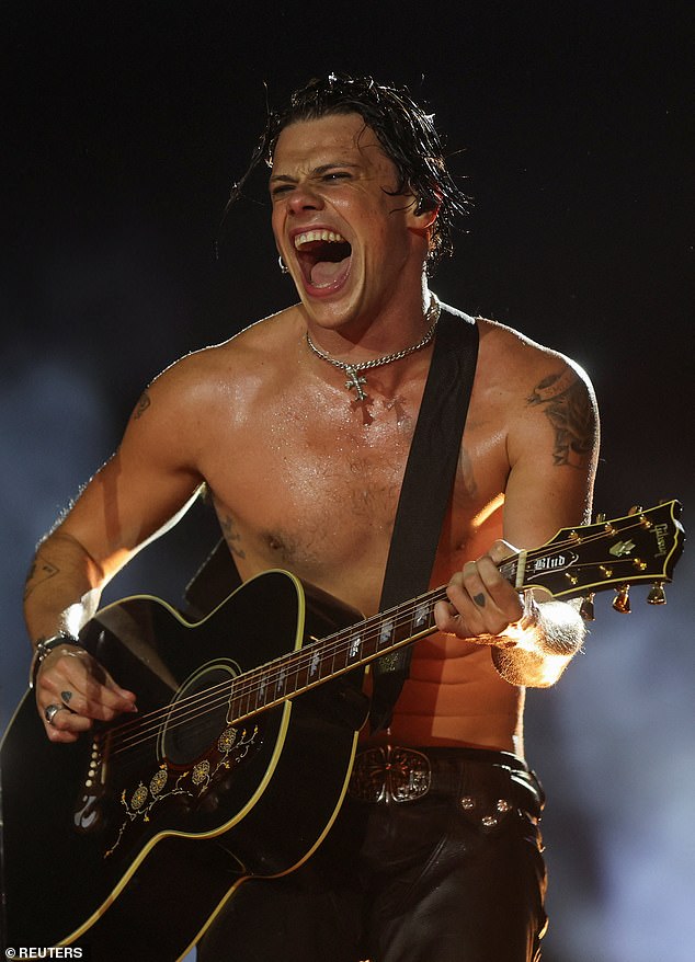 أصبح الموسيقي واحدًا من أنجح أعمال موسيقى الروك في بريطانيا، وهو الآن يشق طريقه من خلال جولة حول العالم (في الصورة على خشبة المسرح في مومباي، الهند)