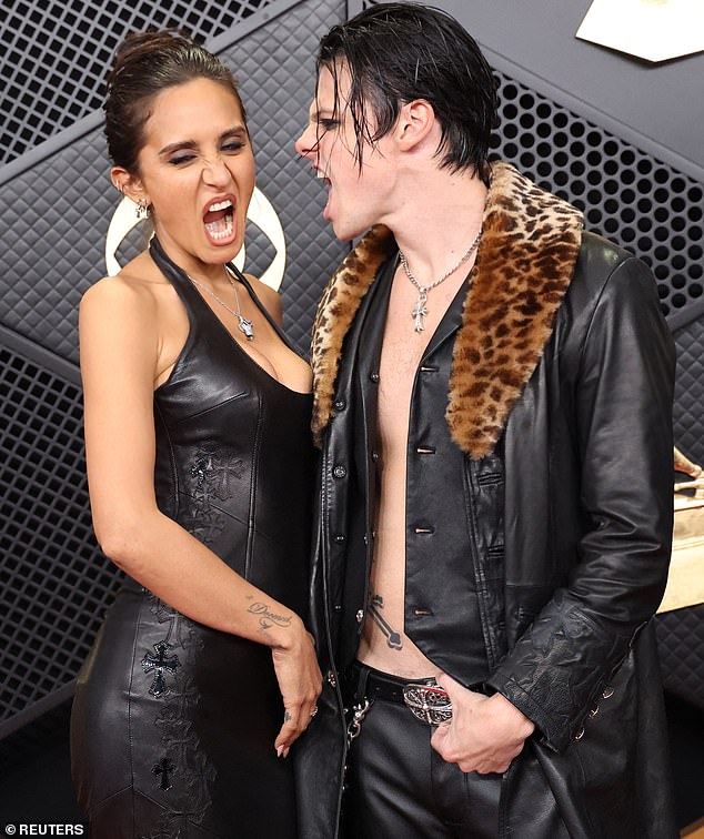 حضر Yungblud حفل توزيع جوائز جرامي مع صديقته جيسي جو ستارك (في الصورة)، بعد ستة أشهر من إحياء علاقته الرومانسية مع المغنية.