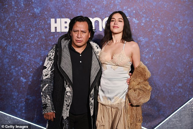 النجمة وكريستينا روجو تقفان على السجادة الزرقاء لمسلسل True Detective: Night Country في يناير 2024 في مكسيكو سيتي