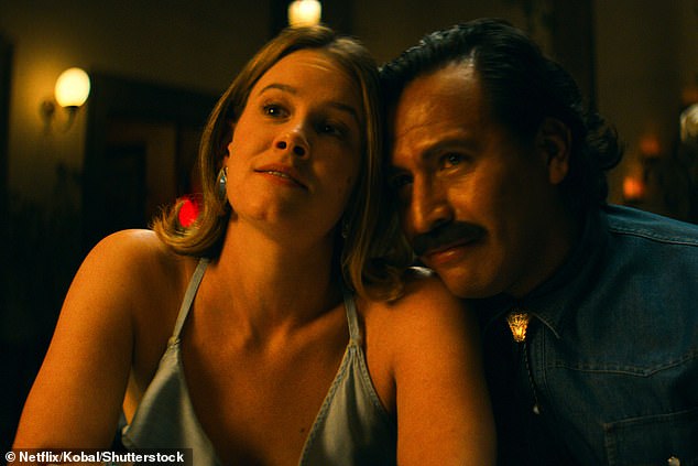 لعبت صديقته ميمي دور سوزي بيكون، وهي ابنة كيفن بيكون وكيرا سيدجويك.