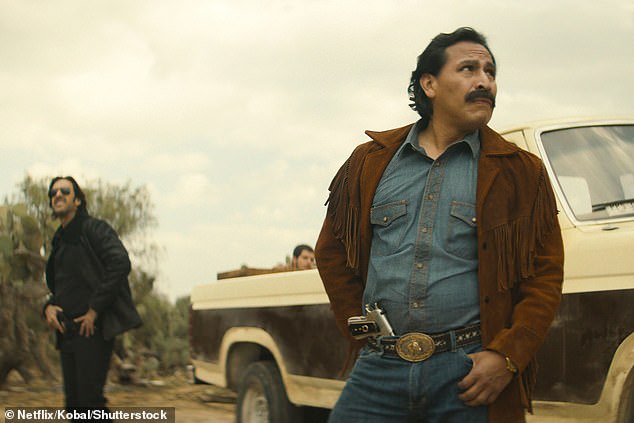 الممثل، على اليمين، لعب دور مهرب المخدرات بابلو أكوستا لمدة 11 حلقة من 2018 إلى 2020