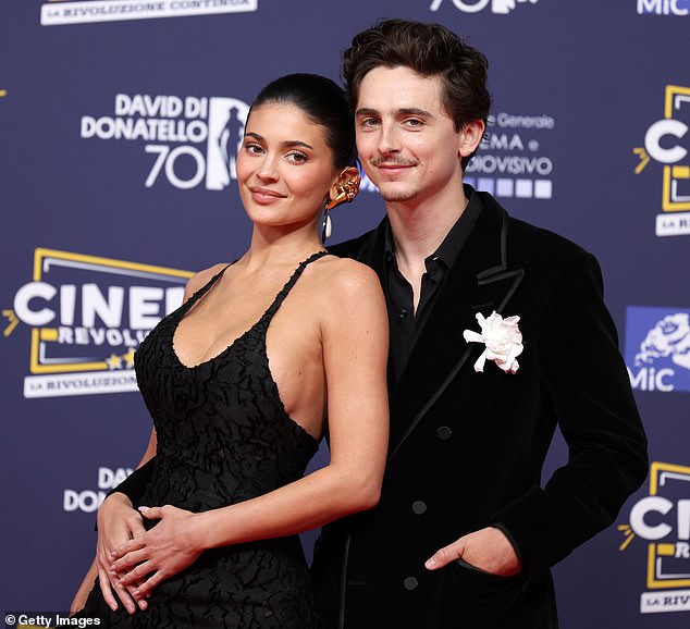 كانت جينر تواعد الممثل تيموثي شالاميت لمدة ثلاث سنوات. الصورة في مايو 2025