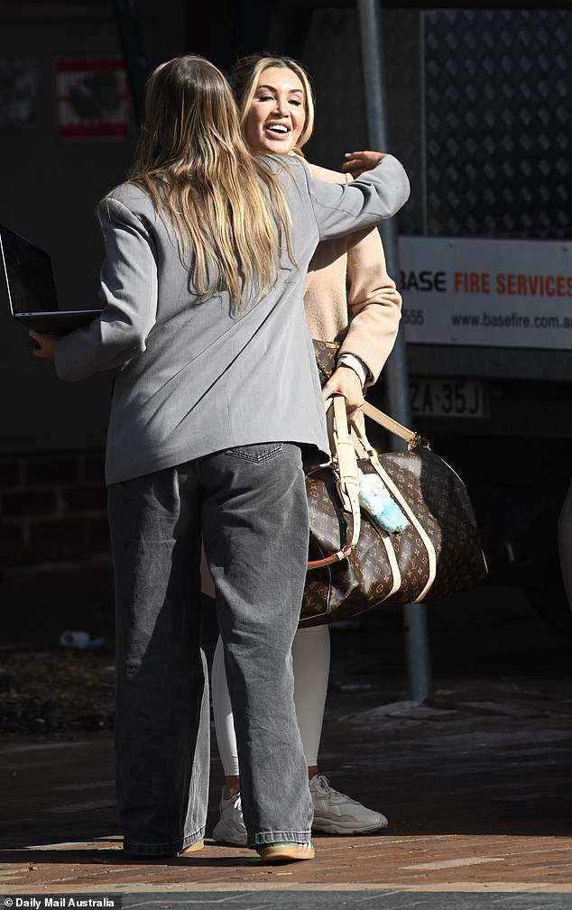 الجميلة الشقراء، التي استقطبت العرائس الأخريات عند وصولها إلى حفل الدجاجة ليلة الإثنين، اختارت إطلالة رياضية أنيقة