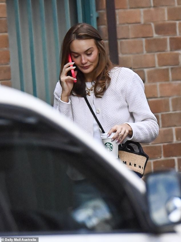 وفي مكان آخر، بدت بروك كرومبتون متوهجة بالترقب قبل حفل زفافها التلفزيوني، مرتدية سترة وردية ناعمة فوق قميص أبيض وجينز فضفاض.