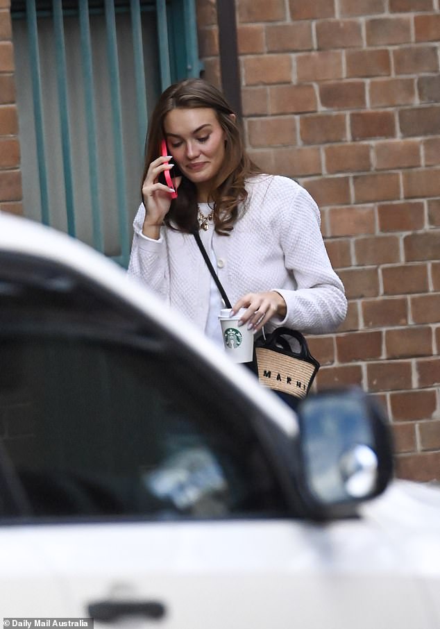 وصلت العرائس مع مرافقين وحقائب يد مصممة قبل التصوير. في الصورة: بروك كرومبتون، 27 عاما