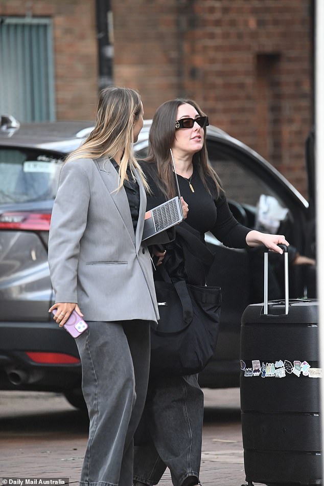 بدت قائدة الفريق أنيقة في قميص أسود غير رسمي كانت ترتديه مع بنطال جينز داكن