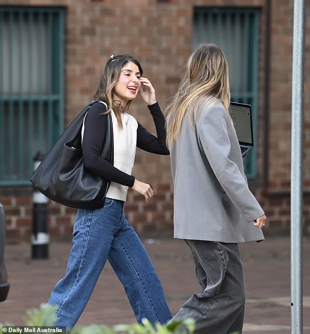 وخرجت ميليسا أكباي، 28 عامًا، مرتدية بنطال جينز أزرق وسترة سوداء