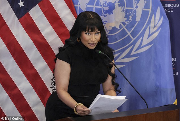 ومع ذلك، أكدت ميناج أن موقفها يتغير عندما يتعلق الأمر بالقاصرين واتخاذ القرارات الطبية؛ شوهد في عام 2025