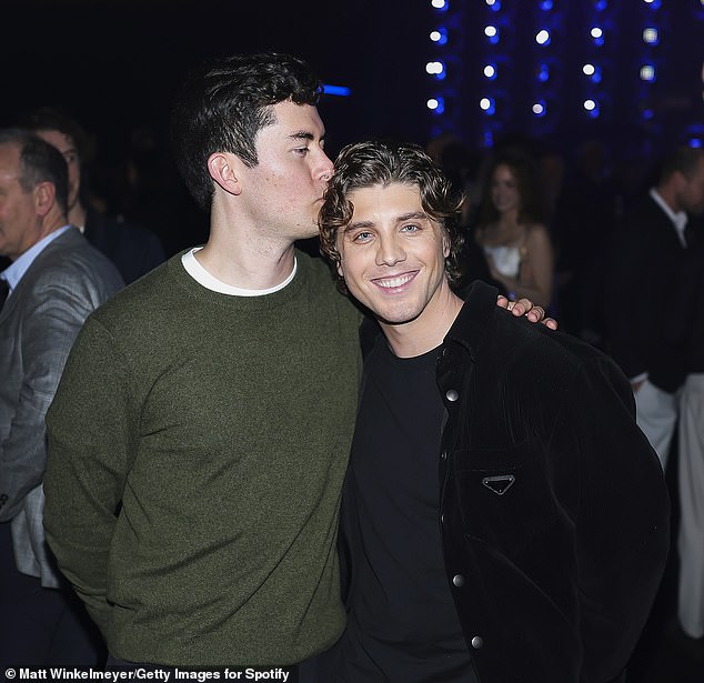 ومع ذلك، اعترف مؤلف كتاب I Wrote This For Attention - الذي يعاني من اضطراب الشخصية الحدية - بأنه لا يستطيع التواصل مع النساء 