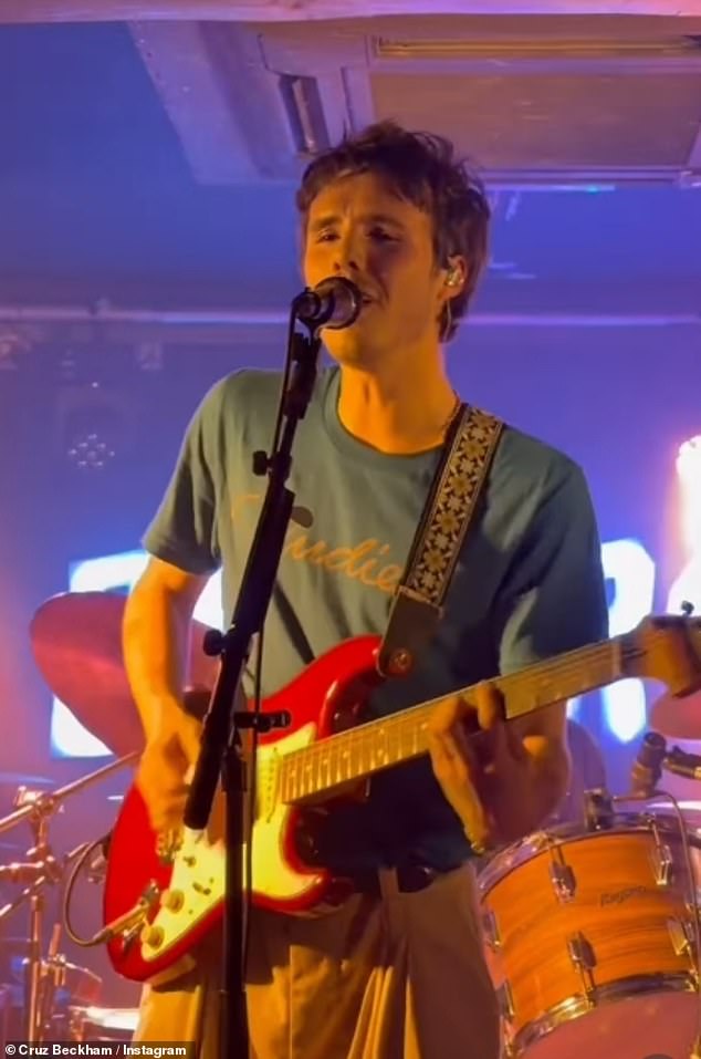 وكان كروز منشغلاً بالتركيز على مسيرته الموسيقية في الآونة الأخيرة، وسيصبح نجم موسيقى الروك، بحسب فرقة The Kooks البريطانية.