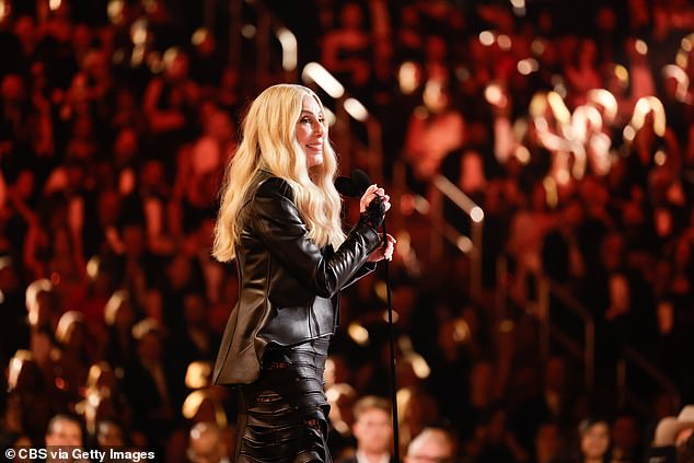 وفي الظهور، اختار الفنان البالغ من العمر 79 عامًا بطريق الخطأ المطرب الراحل لوثر فاندروس - الذي توفي عام 2005 - باعتباره الفائز بجائزة الرقم القياسي لهذا العام.