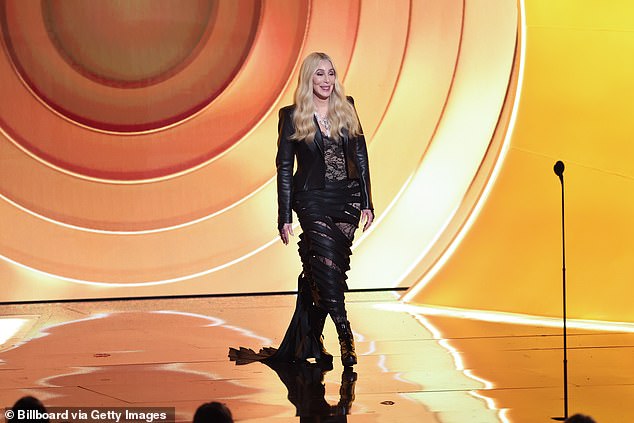 قال المنتج إن هذه الزلة كانت بمثابة لحظة لا تُنسى وعضوية في العرض، مضيفًا: 