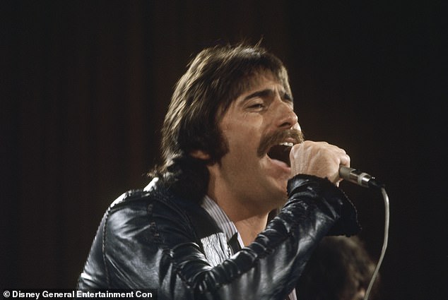 قام المغني بأداء أغاني الفرقة مثل Joy To The World (Jeremiah Was a Bullfrog)، The Show Must Go On، Mama Told Me Not to Come و Shambala. الصورة عام 1976