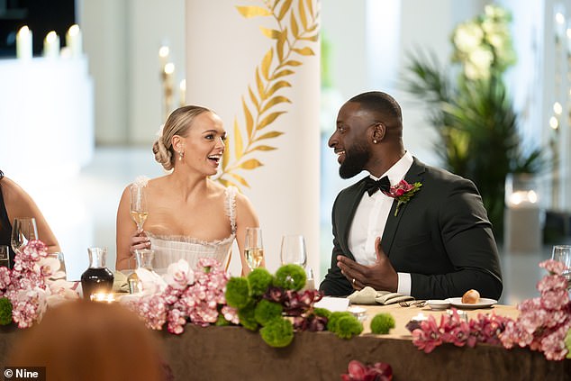 كان لدى المعجبين بعض النصائح لديفيد (على اليمين) بعد حفل الزفاف الكارثي - مع عشرات التعليقات عبر وسائل التواصل الاجتماعي يوم الثلاثاء والتي تتكون من كلمة واحدة: 