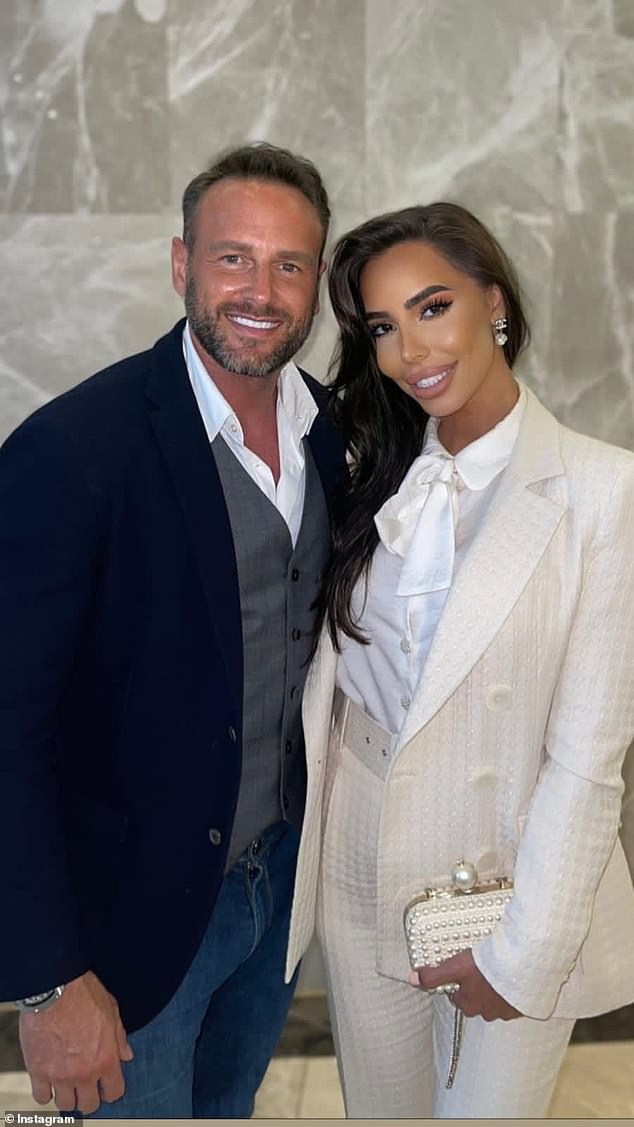 ويُزعم أن لي قضى ثلاثة أسابيع محتجزًا في أحد سجون دبي بتهمة تزوير توقيع صديقته السابقة دينا تاجي للحصول على قرض بقيمة 200 ألف جنيه إسترليني باسمها، وتم منعه من مغادرة الإمارات العربية المتحدة.