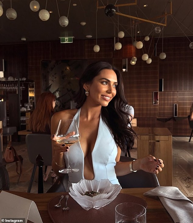 ظلت تيس نشطة على وسائل التواصل الاجتماعي منذ أن حددها جولز على أنها المرأة الأخرى. شوهدت هنا وهي تحتفل بعيد ميلادها الثلاثين في مصنع نبيذ بجنوب أستراليا في يناير