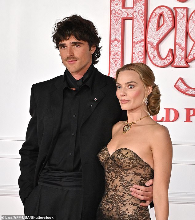 حضرت مارجوت، البالغة من العمر 35 عامًا، العرض الأول في لوس أنجلوس مع زميلها جاكوب إلوردي، الذي يلعب دور هيثكليف في فيلم إميلي برونتي الكلاسيكي للسيدة الرائدة كاثي.