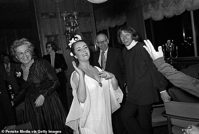 وتجولت نجمة باربي في قطعة المجوهرات التي تبلغ قيمتها 5.7 مليون جنيه إسترليني والتي أهداها لها كارتييه، والتي اشتهرت بارتدائها أيقونة هوليوود في عام 1972 (في الصورة)