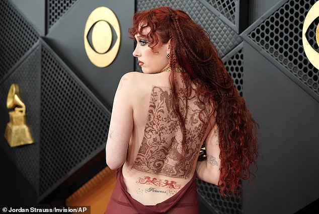 وأضافت بغمزة: 