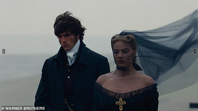 الممثل البالغ من العمر 28 عامًا يلعب دور هيثكليف إلى جانب مارجوت روبي في الفيلم الرومانسي الجديد Wuthering Heights، المستوحى بشكل فضفاض من رواية إميلي برونتي التي صدرت عام 1847 والتي تحمل نفس الاسم.