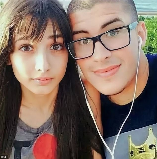 واعد باد باني سابقًا كارليز دي لا كروز، عندما كانا طالبين في بورتوريكو