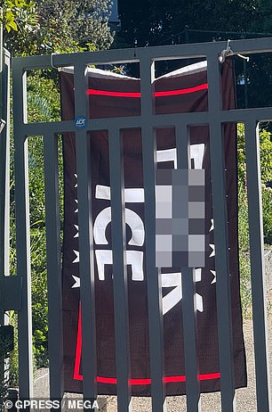 انتقدت اللافتات التي نشرتها الممثلة عمليات إنفاذ قوانين الهجرة التي تم تنفيذها في عهد الرئيس دونالد ترامب