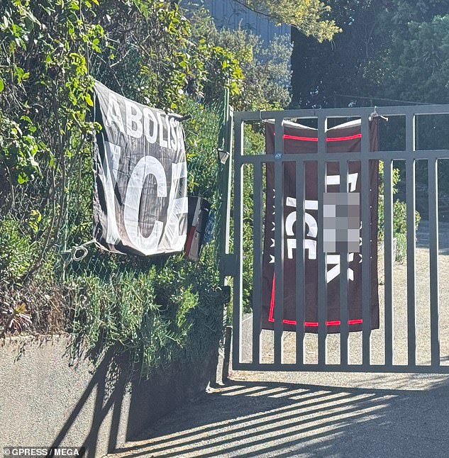 جاء العرض في جنوب كاليفورنيا ذو المناظر الخلابة بعد سلسلة من عمليات إطلاق النار في ولاية مينيسوتا على أيدي المسؤولين الفيدراليين ضد المتظاهرين التي استمرت في السيطرة على النقاش الوطني