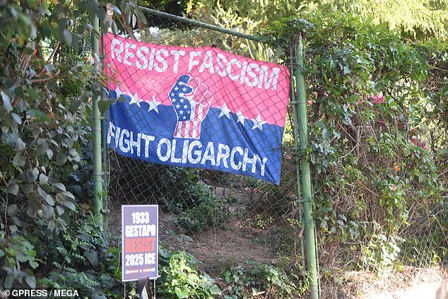 إحدى اللافتات التي نشرتها الممثلة تقارن الظروف الحالية بتلك التي أدت إلى الحرب العالمية الثانية، مكتوب عليها 