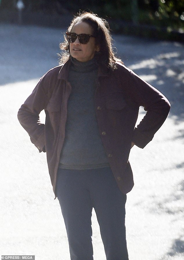 تم تصويرها أمام منزلها في اليوم التالي وهي تقوم بإخراج القمامة، وهذه المرة مرتدية معطفًا كستنائيًا فوق قميص رمادي وسروالًا أزرق.