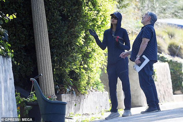 واستمرت المناقشة لمدة 20 دقيقة تقريبًا، وفقًا لما ذكره المارة