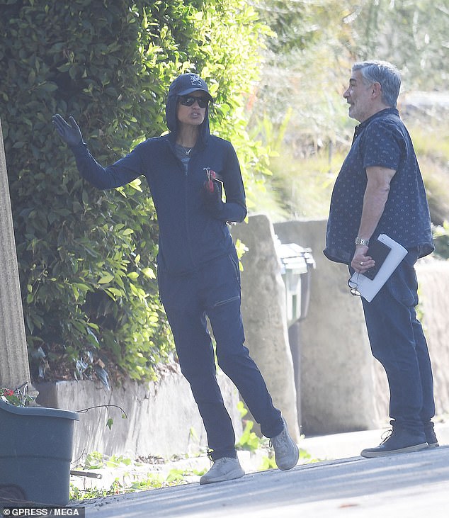 وقال شهود عيان إن الممثلة ظهرت في الصورة وهي تتحدث مع أحد جيرانها حول اللافتات