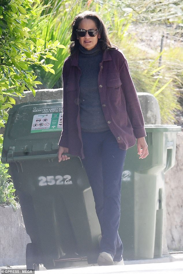 ارتدت زوجًا من النظارات الشمسية أثناء قيامها بسحب صناديق القمامة الخاصة بها في أحد أيام الأسبوع المشمسة في لوس أنجلوس