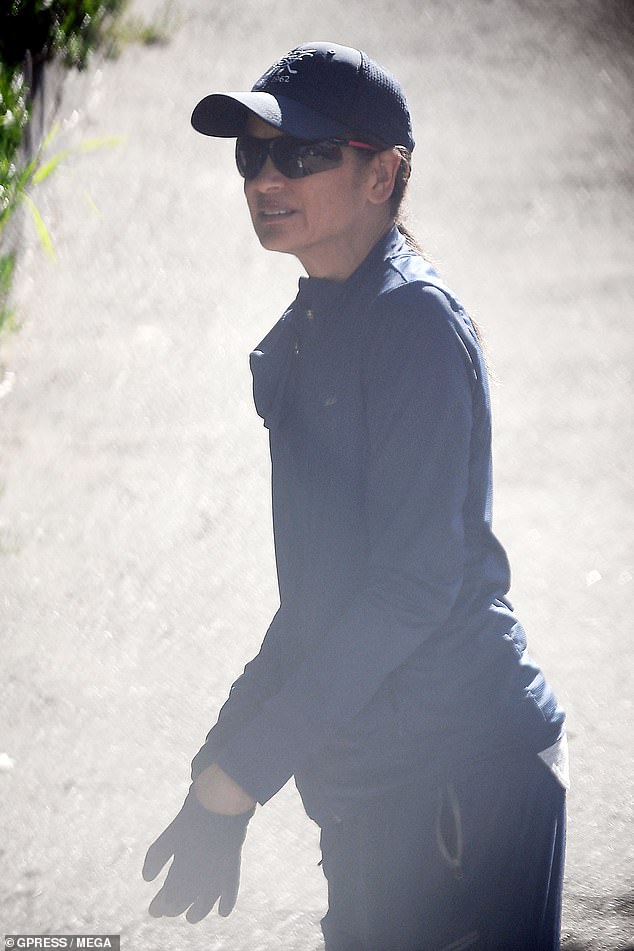 جونسون - معروف بفتراته في العروض بما في ذلك In the Heat of the Night، Girlfriends، وWhat Happening Now!! - كان متخفيًا ينشر اللافتات