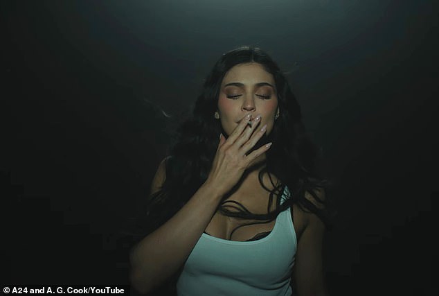 يبدو أن اللقطات قد تم التقاطها عندما كانت تصور ظهورها المفاجئ في الفيديو الموسيقي لـ AG Cook للمسار Residue (كما هو موضح أعلاه) - والذي تم العثور عليه في النتيجة لـ The Moment